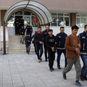 izmir 115 duzensiz gocmen yakalandi ecKmKsE8