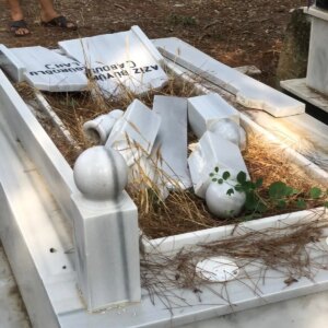 kozanda mezarlikta tahribat 20 mezar tasi kirildi DxczOJBy