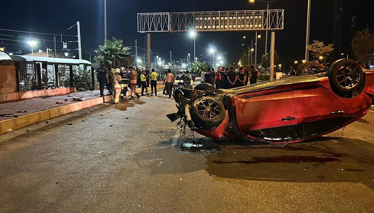 kaldirimda yuruyen yayalara carpti 3 olu 3 yarali G2viut98