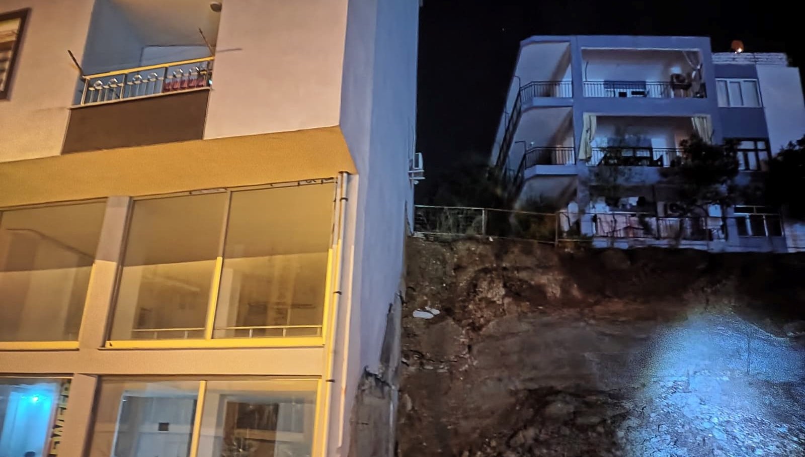 antalyada toprak kaymasi bir ev tahliye edildi KMBeblYO