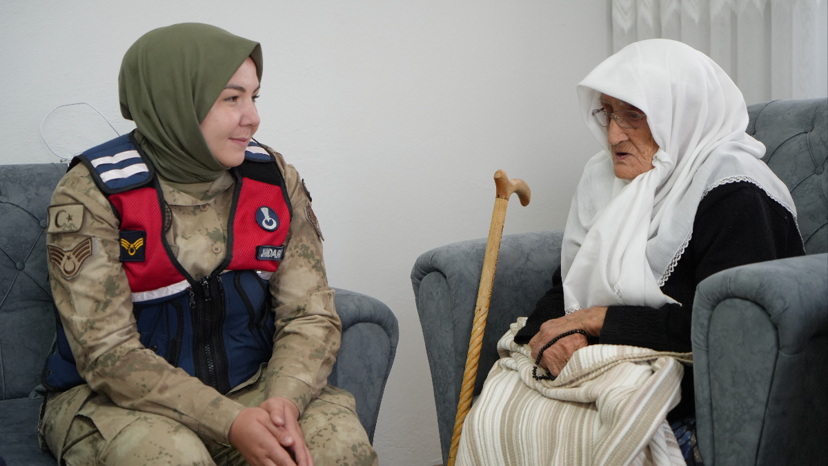 bayburtta yasayan 97 yasindaki vatansever kadina jandarma ziyareti UVLnL3xa.jpg