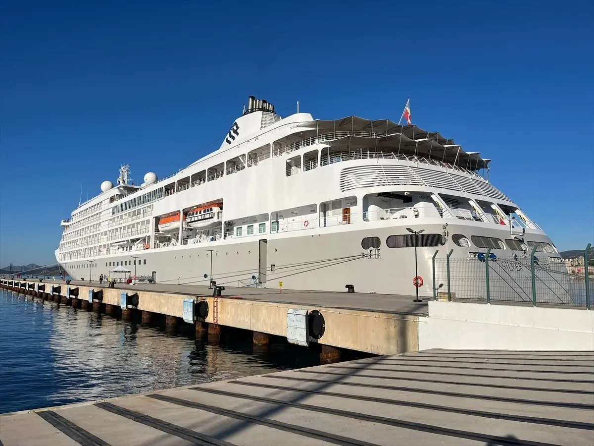 bodruma 340 turist getiren kruvaziyer JKdjA5h7.jpg