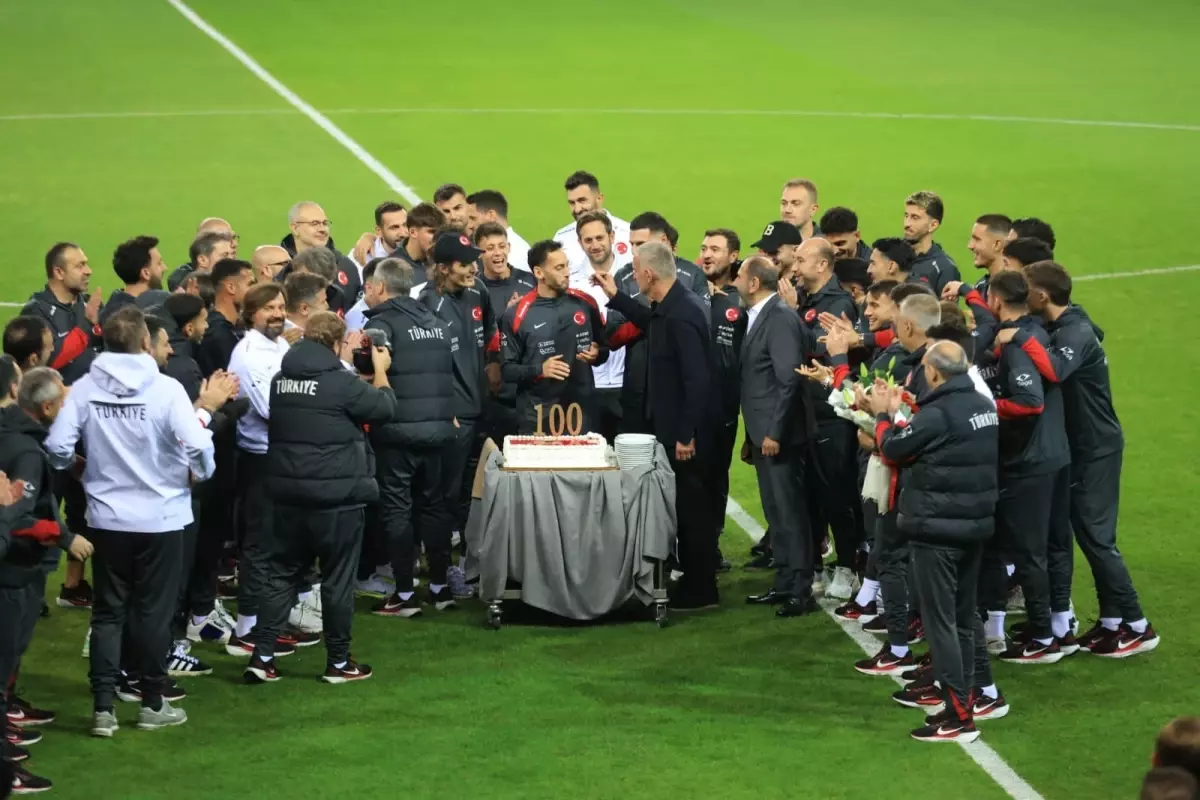 hakan calhanoglu 100 macinda kutlandi pnv4H6Ay.jpg