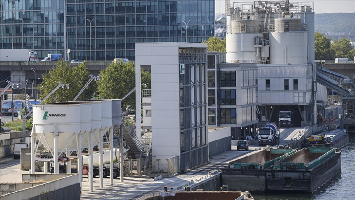 mitin suriyede fabrikasini vurdugu lafarge fransada teror orgutunu finanse etmekten yargilaniyor WUDFYje1.jpg