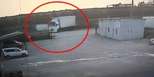 minibus-donus-yapmaya-calisan-kamyona-carpti-o-anlar-kamerada-kqHCLPFh