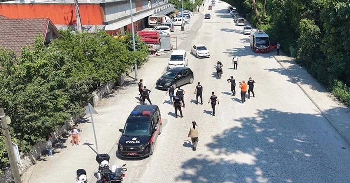 Tatbikatta korkan çocuklara polis şefkati